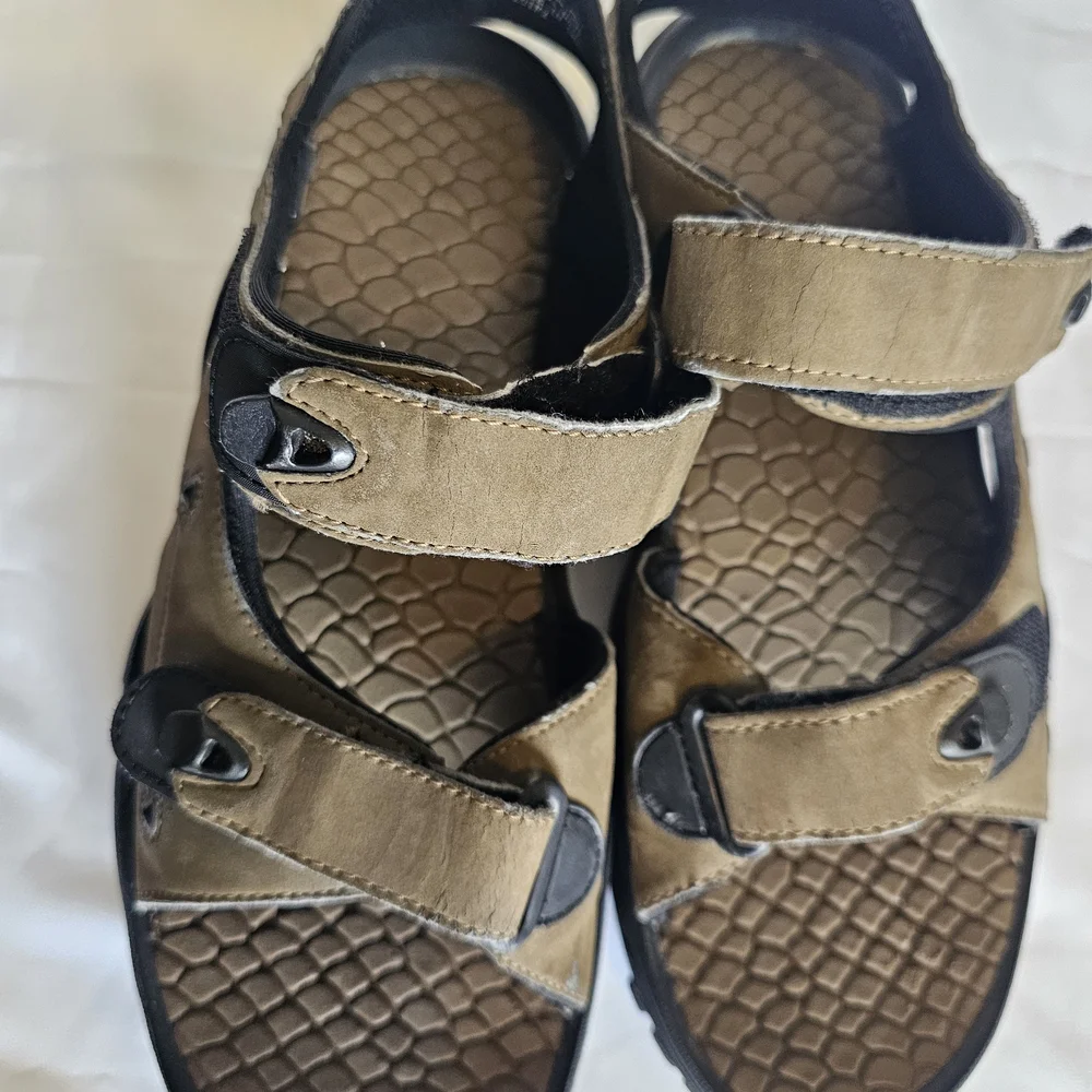 Faded Glory Men's Brown and Black Sandals